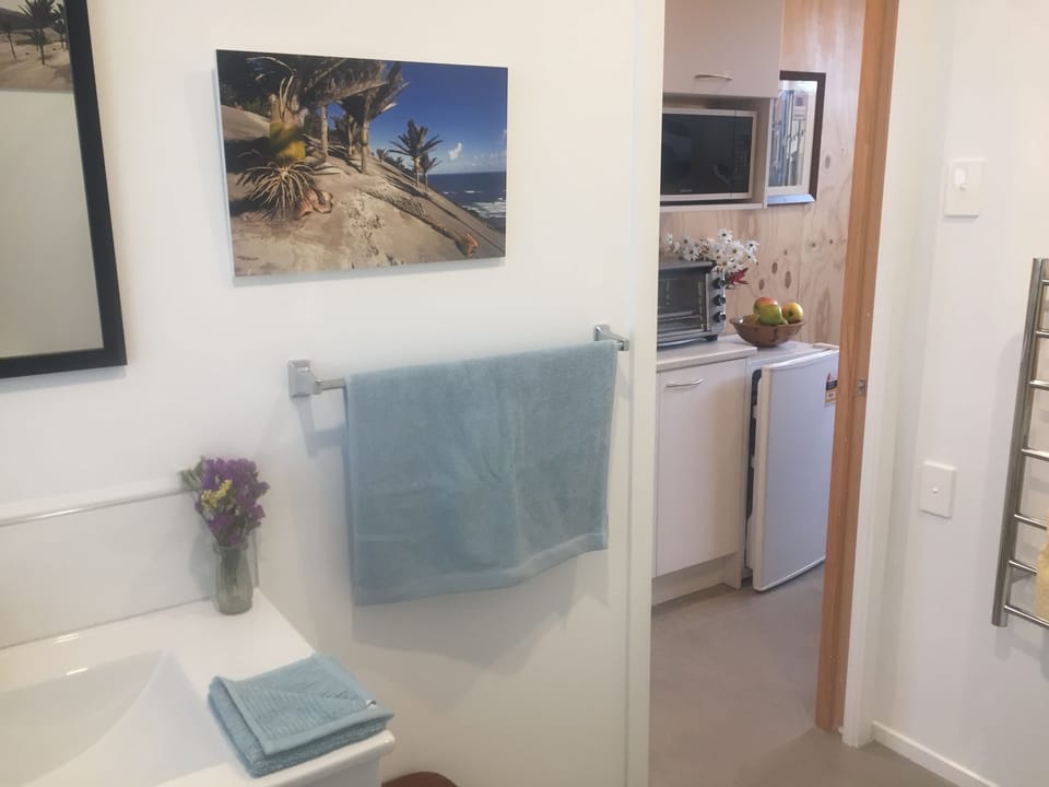 Self contained unit. By the beach and golf course  only 2.2 kms to town centre Apartment in Tasman District, Tasman, New Zealand