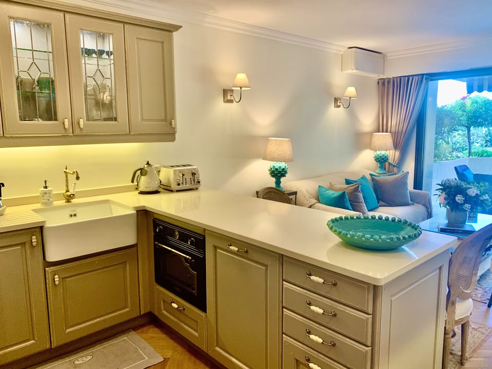 Newly fitted kitchen with all mod cons including kettle, toaster, coffee machine