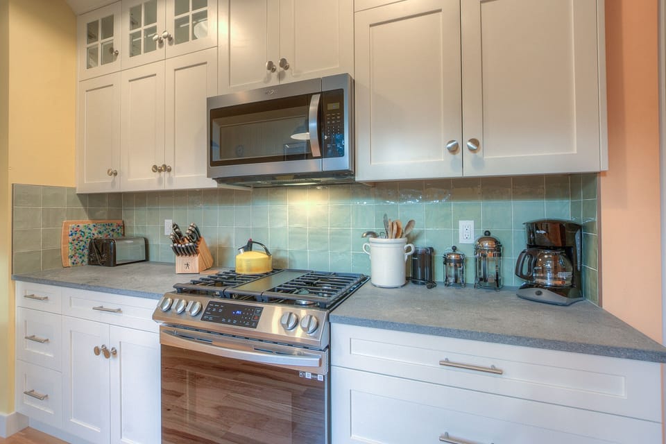 All brand new kitchen appliances.