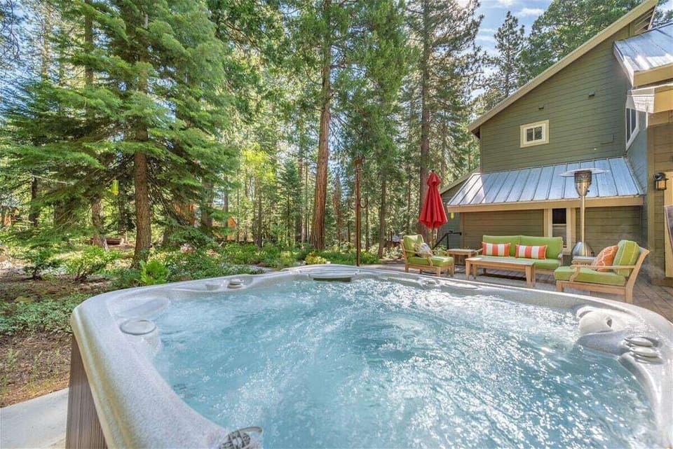 Hot Tub - Backyard