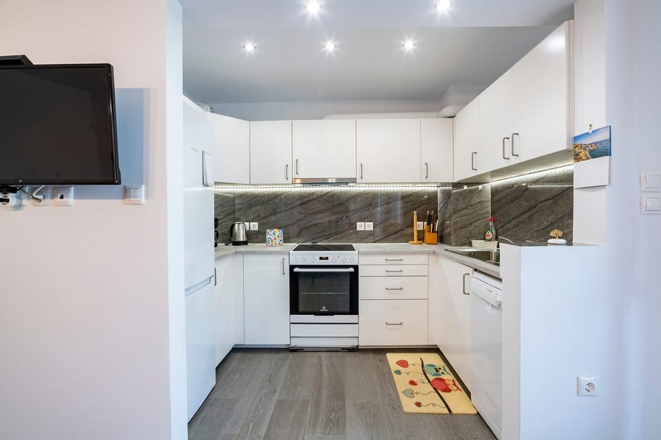 fully renovated and equipped kitchen
