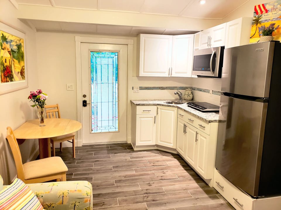 Full kitchen with induction cooktop, Convection/grill microwave fridge&ice maker