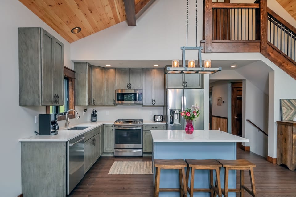 Full Kitchen w. Breakfast Bar Seating for 3
