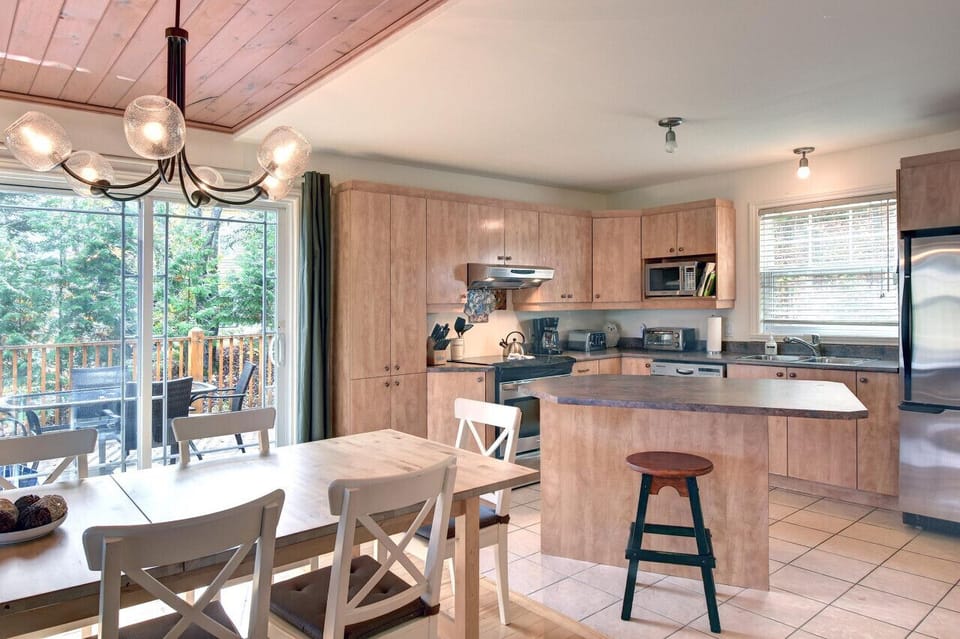 `We really enjoyed our stay. The house is conveniently located just between St-Jovite and Mont Tremblant. Close to ski hills, supermrkts and other stores. The kitchen is well equipped, nice size rooms 2 floors of space so kids can have their own flr`