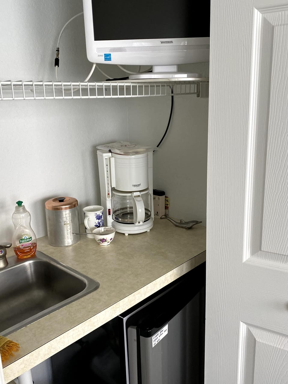 Mini kitchenette in the master- coffee in bed!