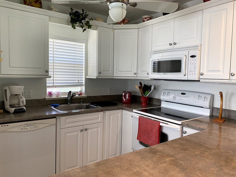 Spacious, fully equipped kitchen