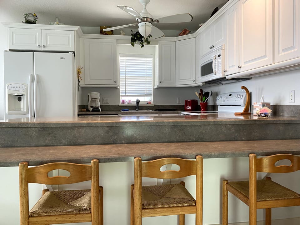 Breakfast bar/ extra seating 
