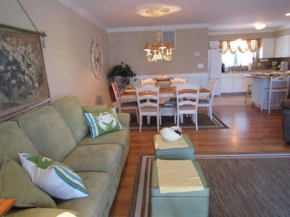 Living / Dining Area
84 in Smart TV