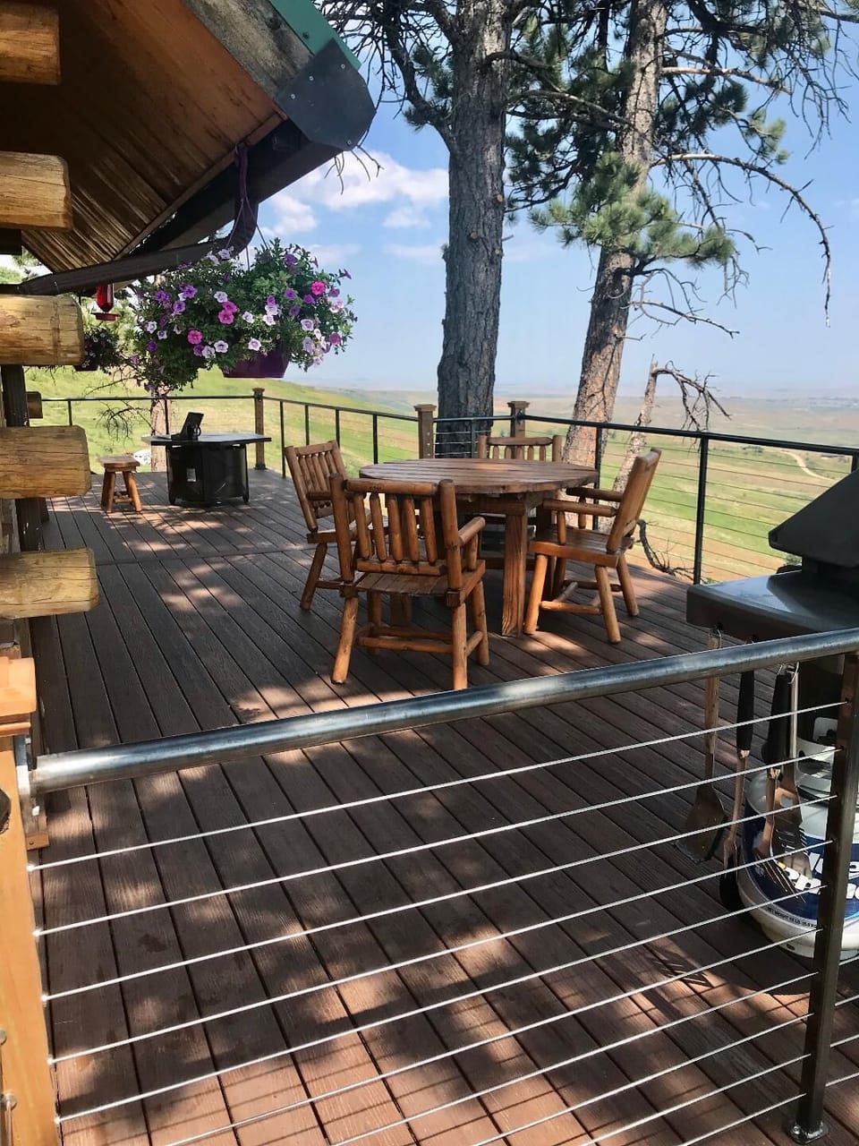 Beautiful brand new deck completed in June of 2021.
