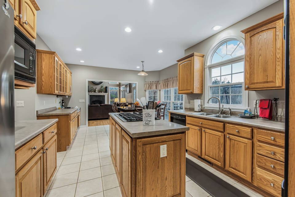 Pently of space to cook and entertain. 