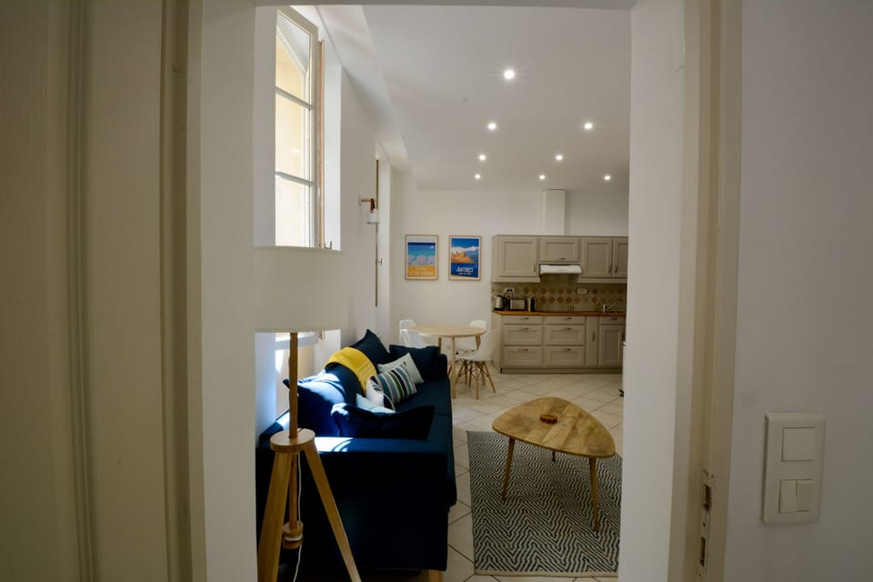 Old Town Antibes one bed apartment, newly furnished - amazing location Apartment in Antibes