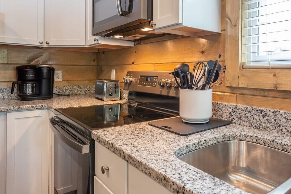 Amenities! Keurig Takes Both Grounds And K Cups!