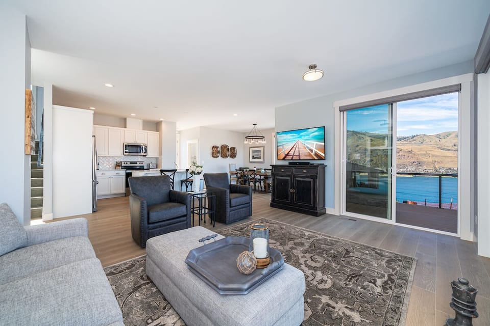 Spacious Living with Lake View