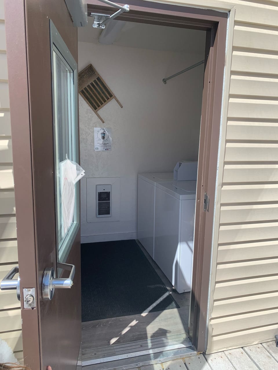 Laundry Room On Site (Quarters Only)
2 Washing Machines 2 Dryers 
