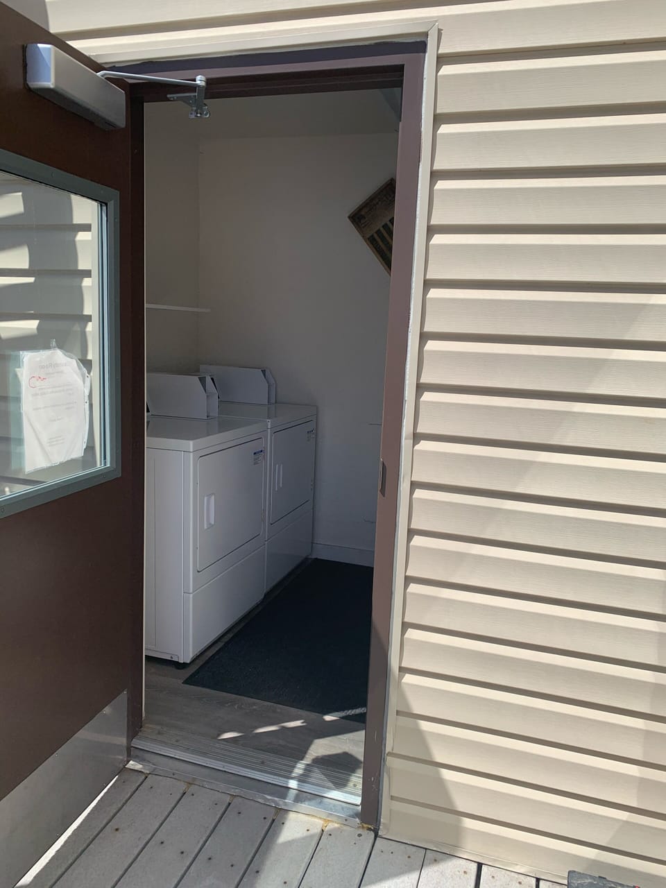Laundry Room On Site (Quarters Only)
2 Washing Machines 2 Dryers 
