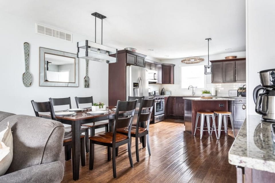 Dining area with matching furniture and kitchen access for convenience! 🍽️🌟