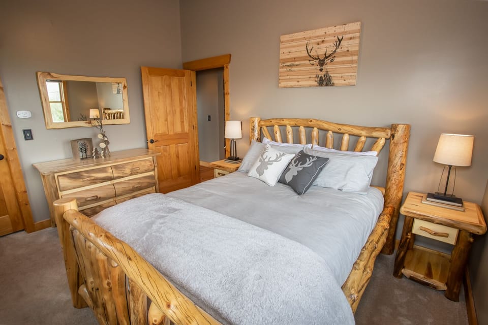 Warm and Cozy Upper Queen Bedroom