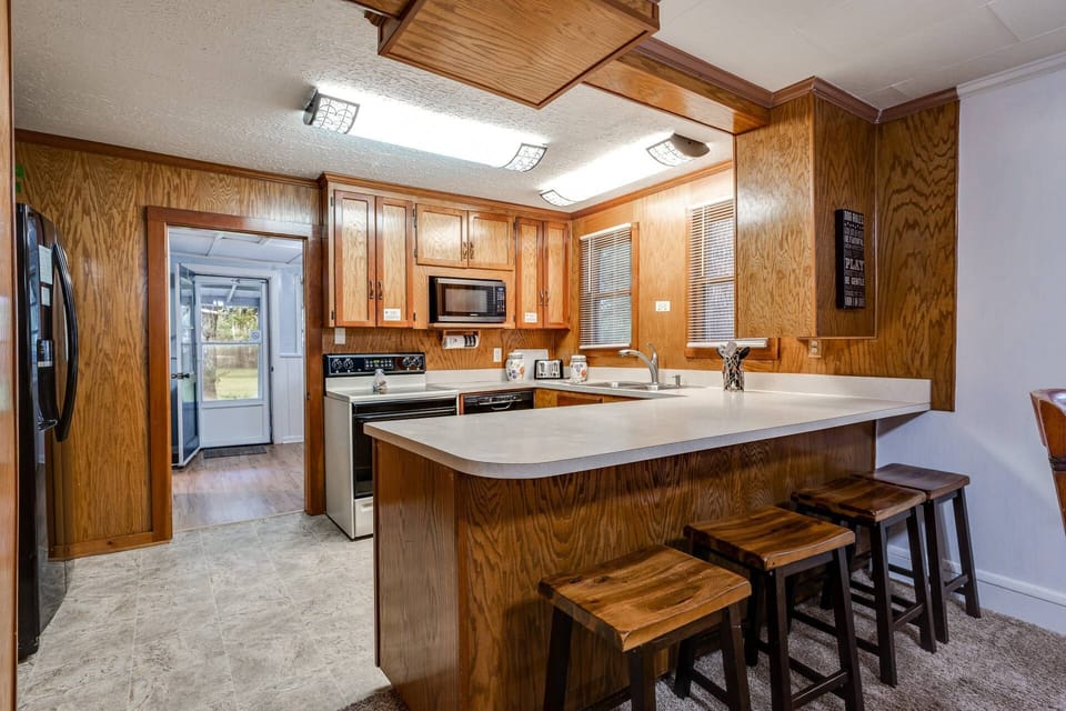 Full Kitchen - including Dishwasher - plenty of counter space
