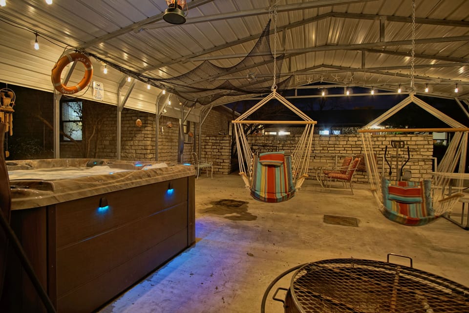 Indoor spa tub