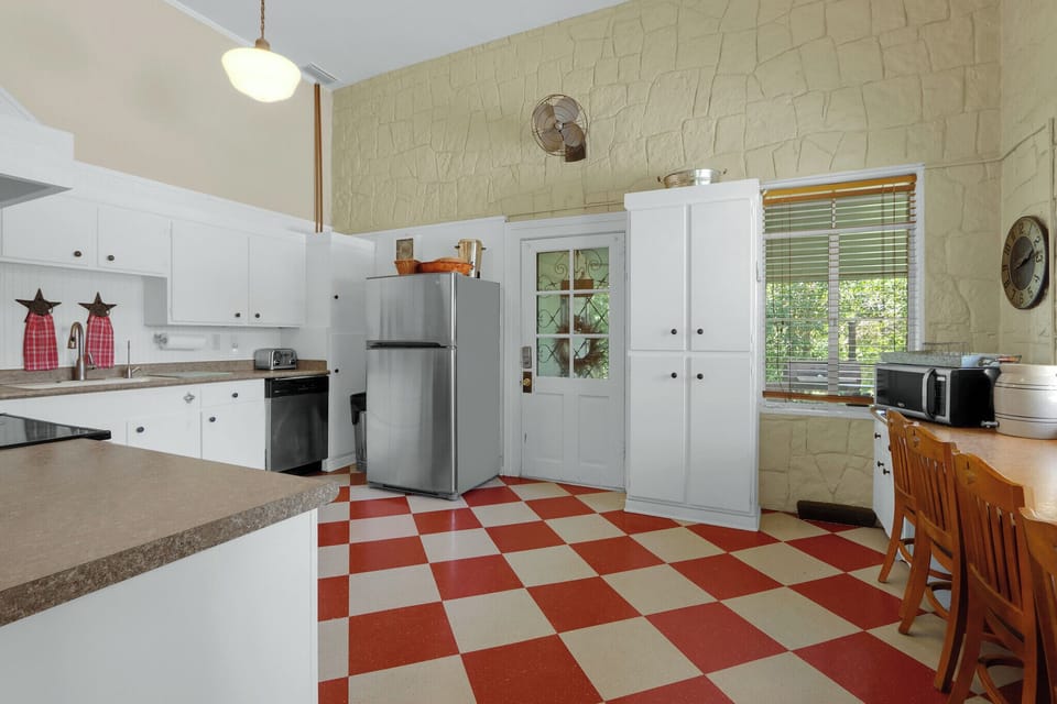 Full kitchen