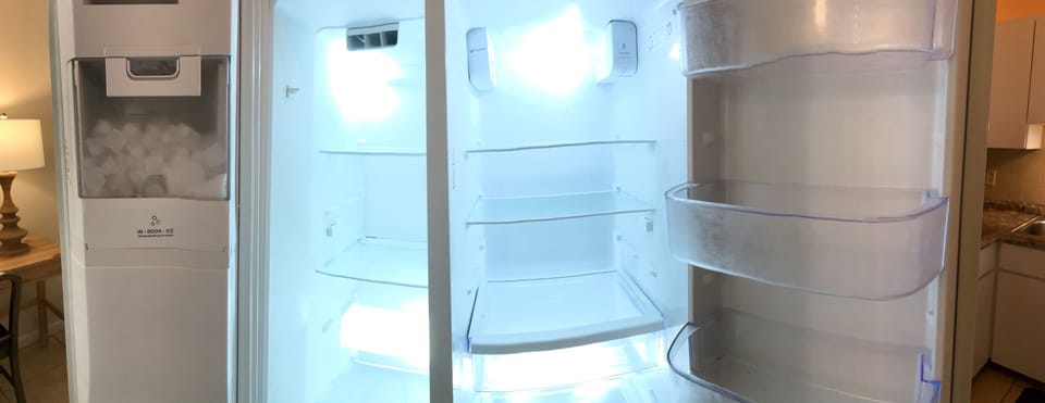 HUGE fridge/freezer with ice maker and cold water and ice in the door!