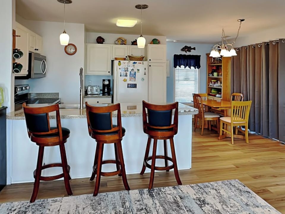 Full Size Kitchen with Breakfast Bar