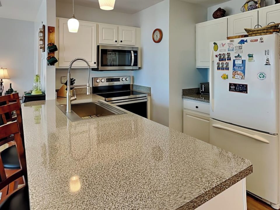 Full Size Kitchen with Breakfast Bar