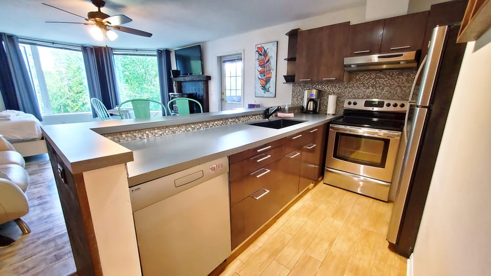 Full size kitchen and appliances