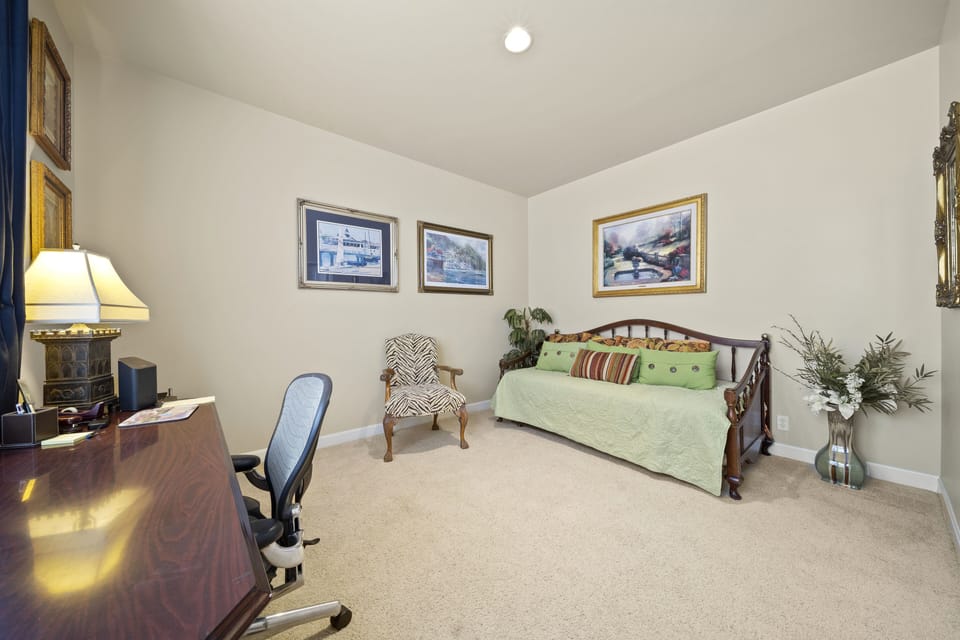 Upstairs office/bedroom with trundle bed (two twins)