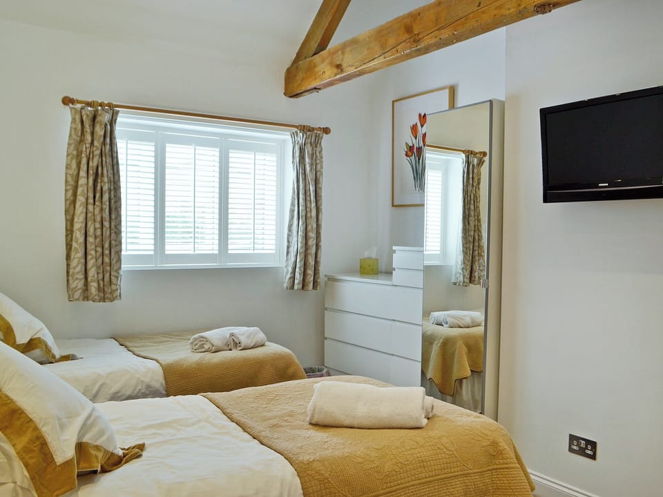 Twin bedroom | The Cottage, Prestbury, near Cheltenham