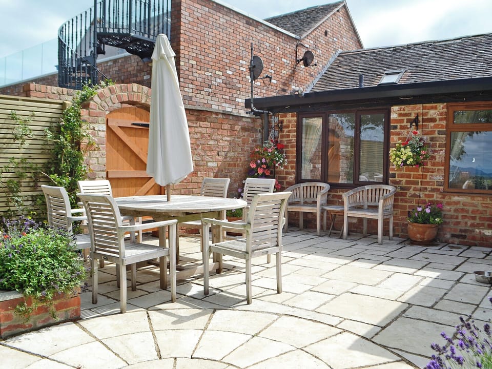 Sitting-out-area | The Cottage, Prestbury, near Cheltenham