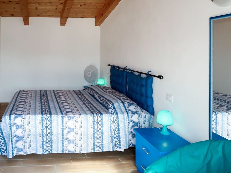 Bedroom, Bed Sheet, Bed, Room, Property, Furniture, Bedding, Floor, Bed Frame, Wall