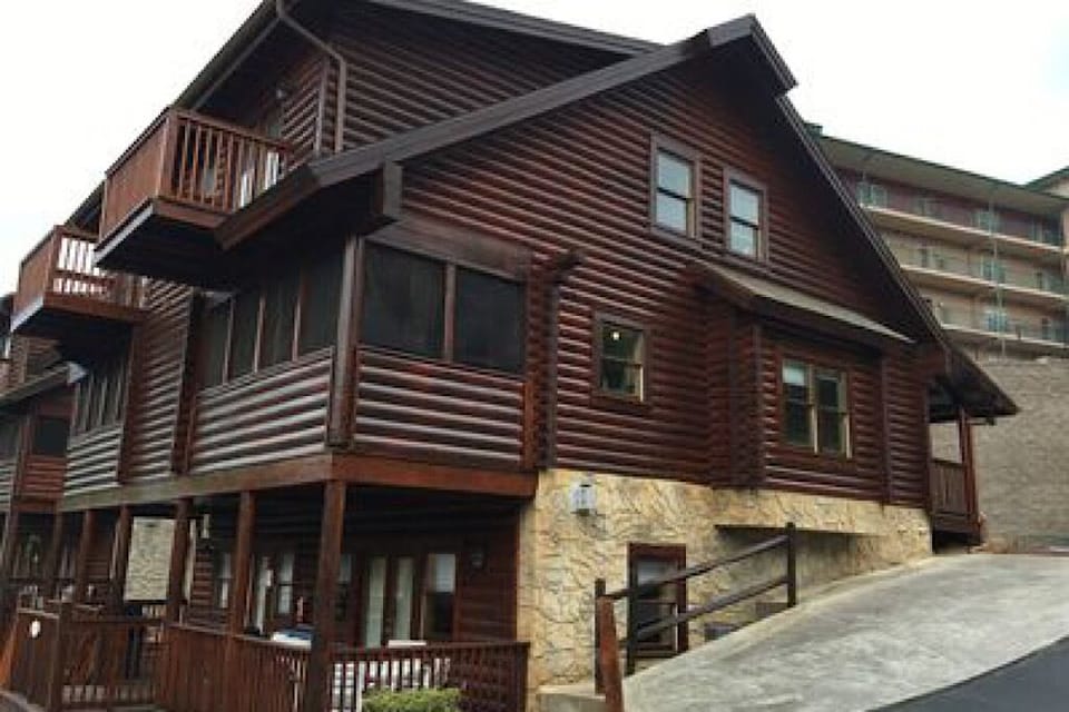 Rear of the cabin features screened porch,lower deck and upper balcony
