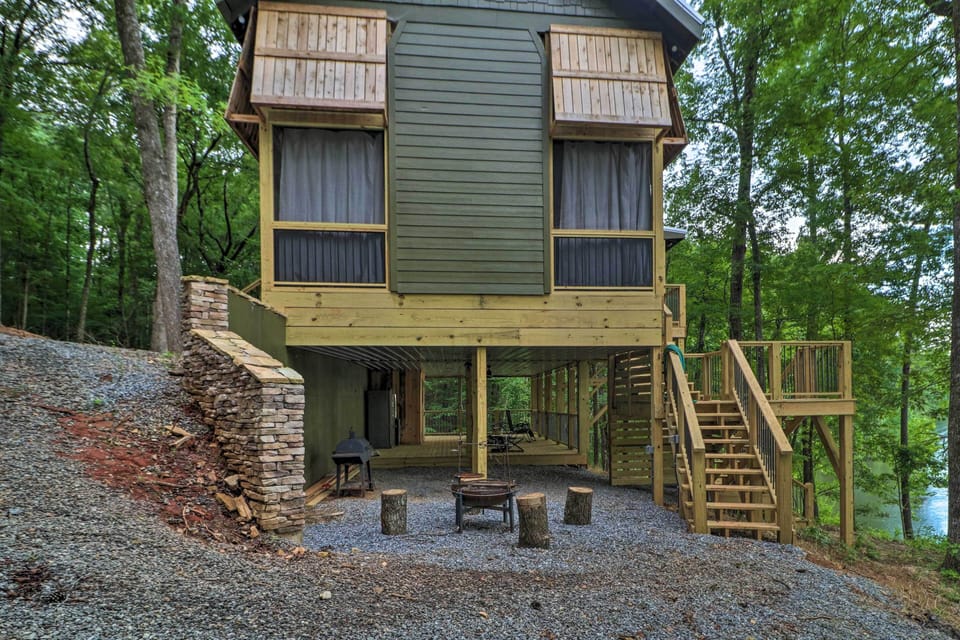 Private Exterior Space | Fire Pit | Waterfront Access | Gas Grill | Deck
