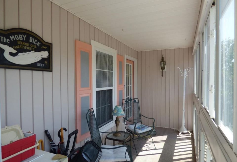 Entry way porch.