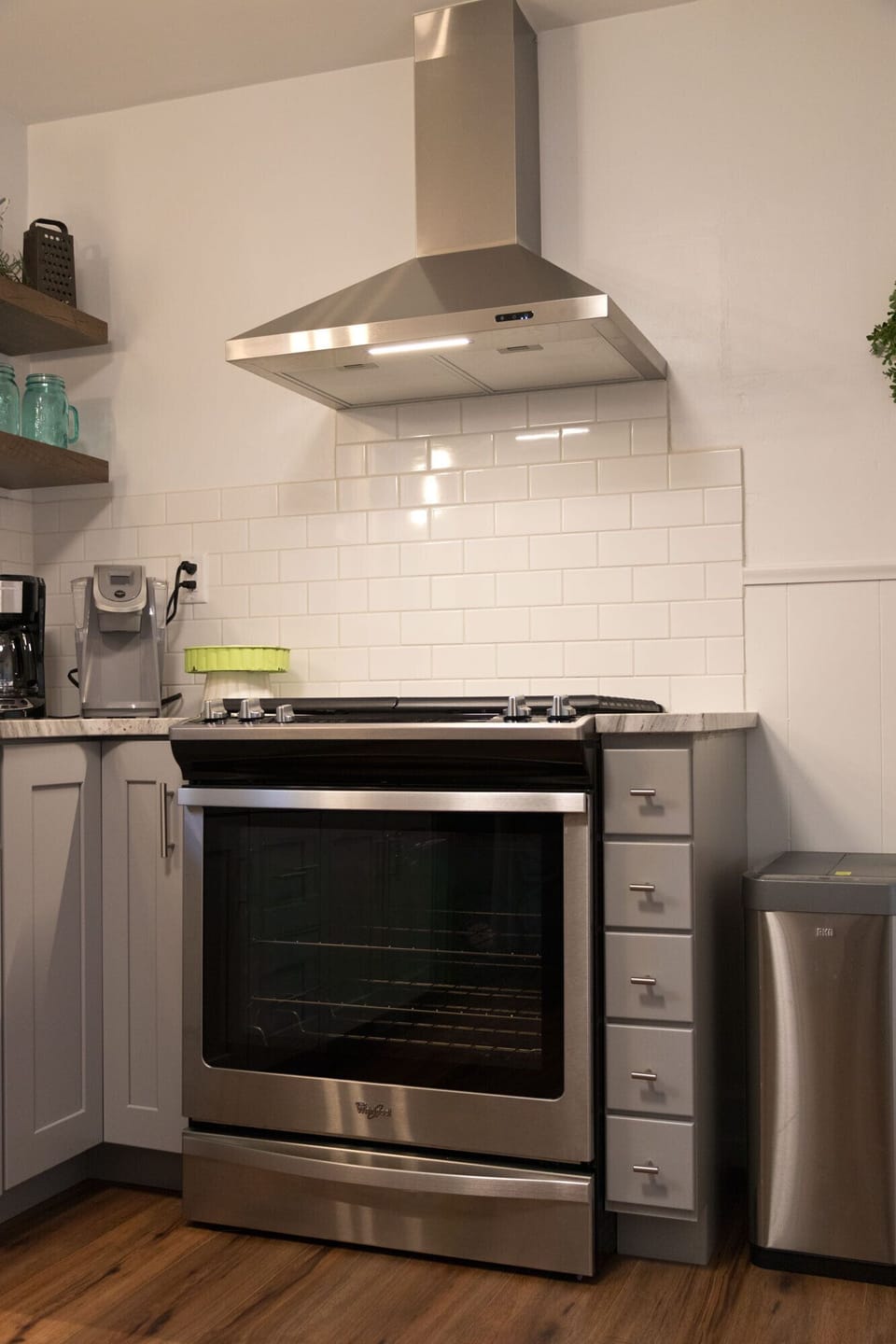 Gas stove/oven with range hood