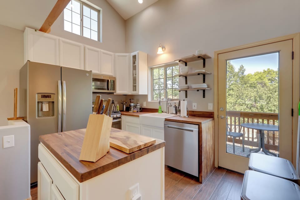 Kitchen | Drip Coffee Maker | Dishwasher | Main Floor