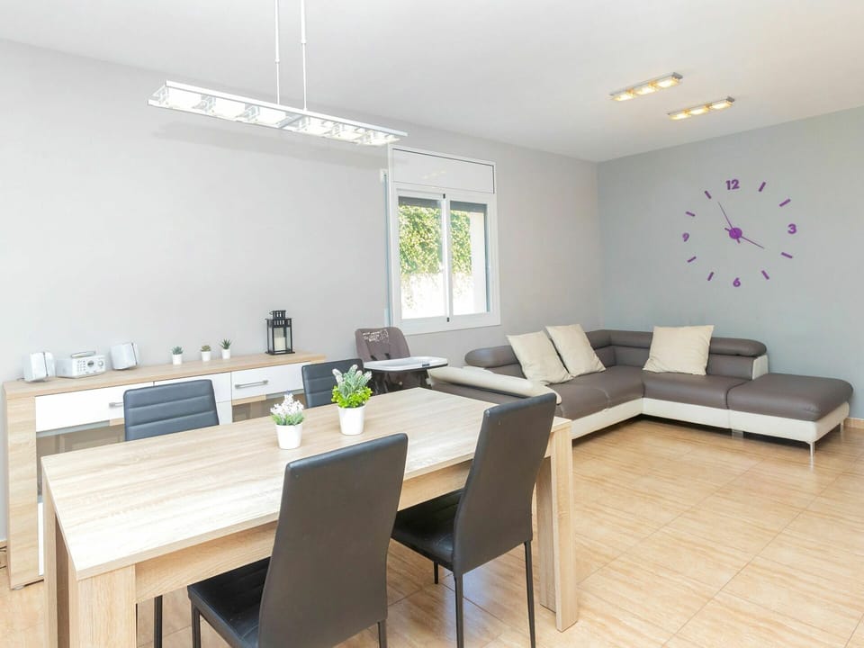 Table, Furniture, Property, Couch, Chair, Interior Design, Wood, Flooring, Studio Couch