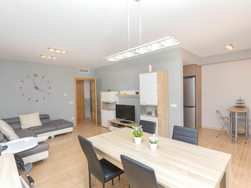 Room, Property, Interior Design, Furniture, Building, Dining Room, Ceiling, House, Floor, Table