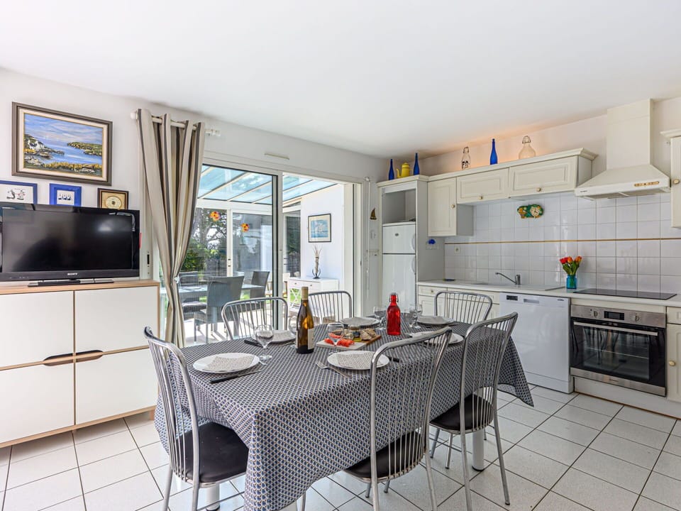 Furniture, Chair, Kitchen & Dining Room Table, Apartment, Kitchen, Countertop, Shade, Houseplant, Coffee Table, Kitchen Appliance