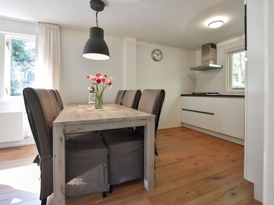 Room, Furniture, Property, Floor, Dining Room, Interior Design, Table, Wood Flooring, Building, Ceiling