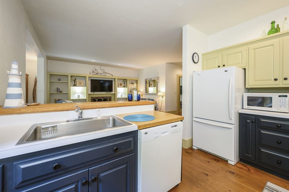 Kitchen looking into living room- 9 Reliance Way Harwich Cape Cod - New England Vacation Rentals-#BookNEVRDirectNormasCapeEscape