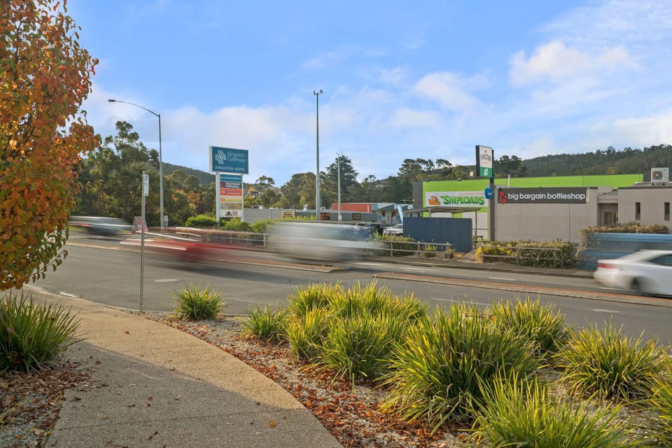 nearby shopping and amenities 