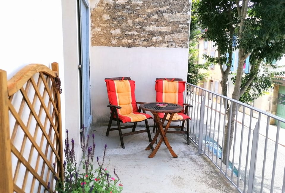 Perfect for relaxing, reading & enjoying evening sunsets.
Patio parfait aperos.