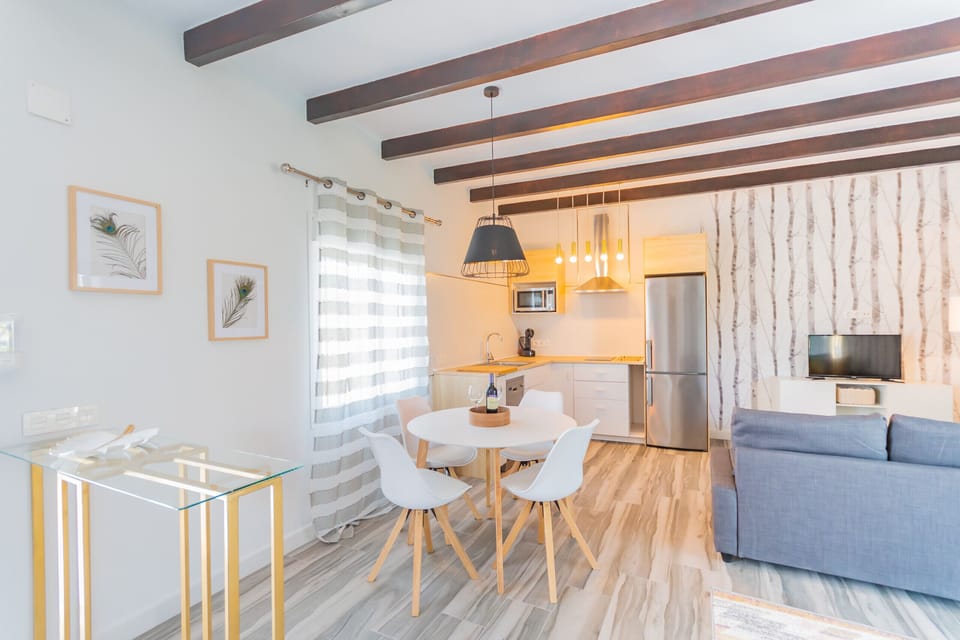 Enjoy the dining room of this farm in Alhaurín el Grande