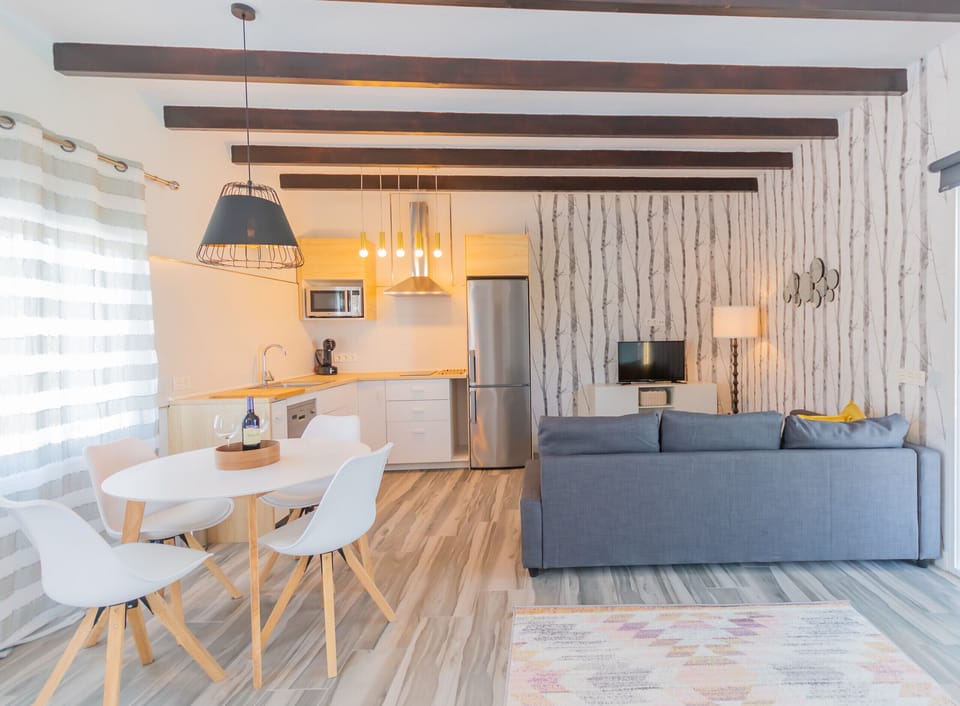 Enjoy the dining room of this farm in Alhaurín el Grande