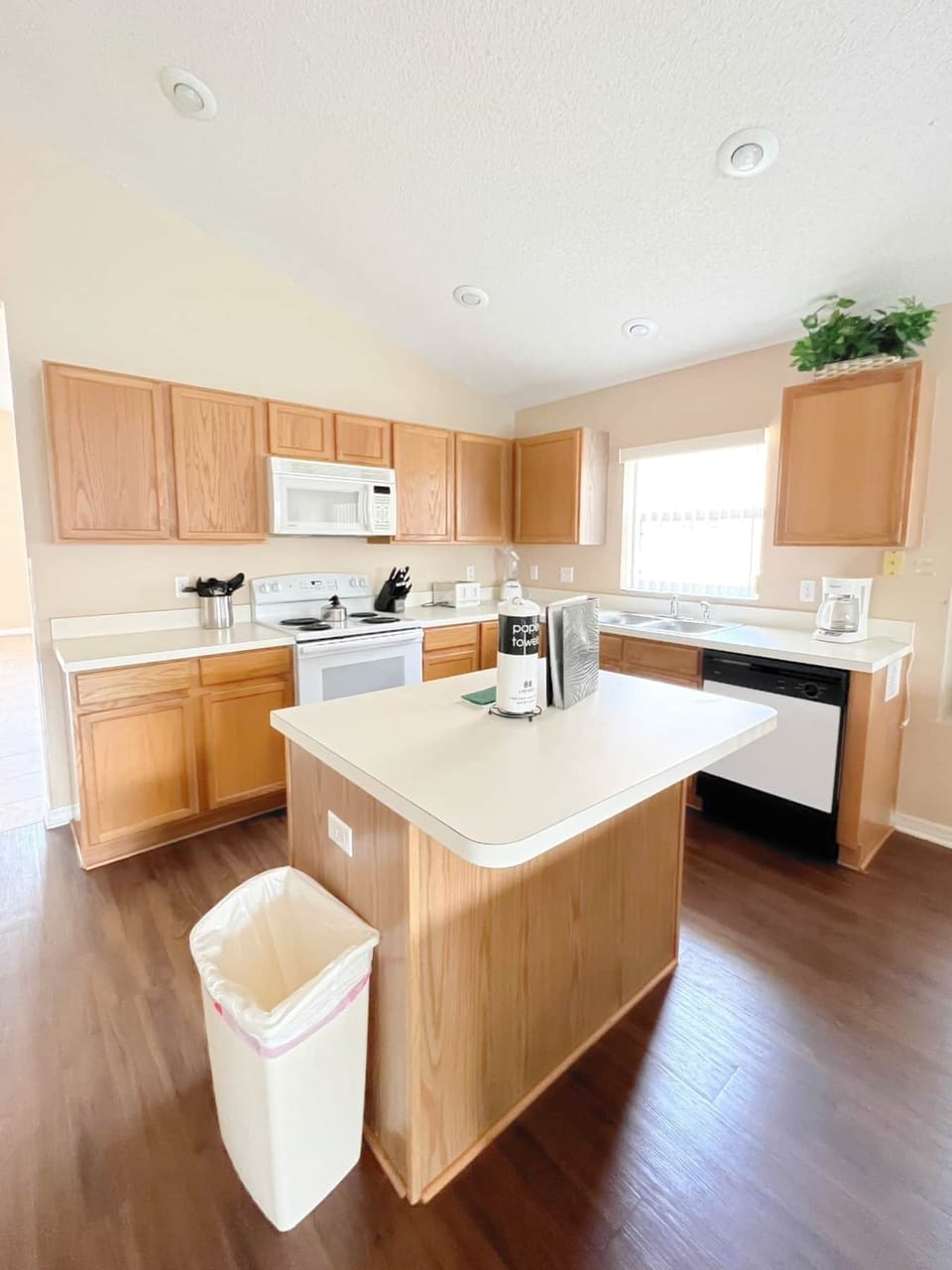 KITCHEN / DINNING (2)
