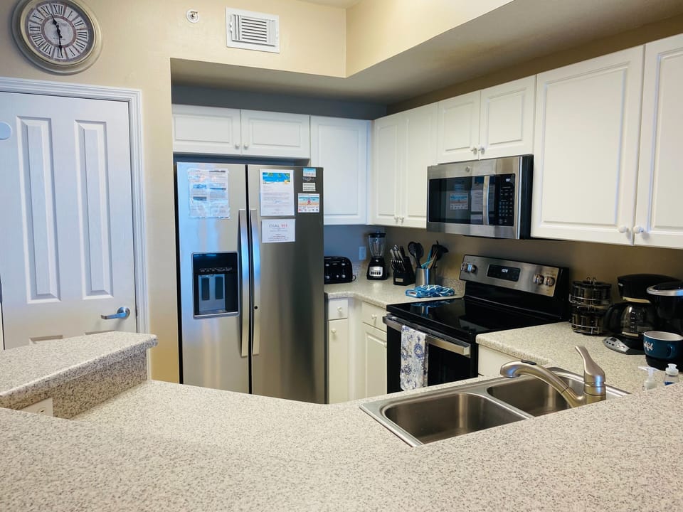 Well equiped kitchen with new appliances.