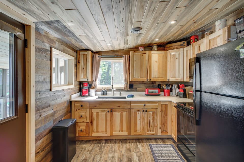 Well-Equipped Kitchen | Drip Coffee Maker | Blender | Microwave