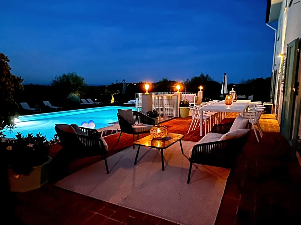 Poolviews at night
